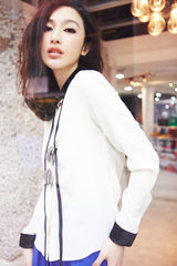 组图：张俪曝复古街拍大片 散发宝蓝爵士女人味