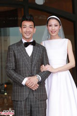 组图：香港艺人李璨琛举行结婚注册仪式