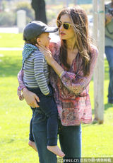 组图：米兰达带子公园游玩 弗林打哈欠萌翻众人