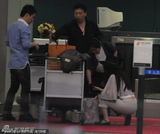 组图：范冰冰烟熏妆亮相机场 亲自蹲地整理行李 