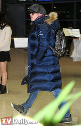 组图：韩星李多海扮酷全黑风格亮相机场