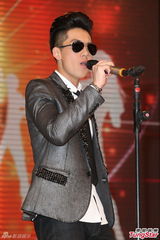 组图：宝弟献唱亡父高凌风歌曲数度哽咽