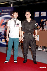 幻灯组图：蔡少芬张晋搭肩亮相 笑称天热先不造人