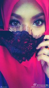 茜拉与家人私照曝光 长发美女爱卖萌