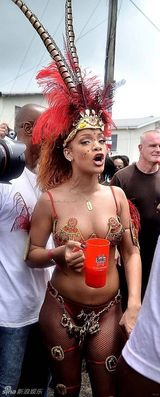 组图：蕾哈娜三点式上阵 遭粉丝背后大力抓奶