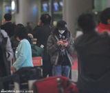 组图：刘诗诗现身机场全副武装手机聊不停