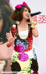 组图：杨丞琳台北签唱粉丝异想天开献上G奶蛋糕