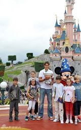 高清组图：新科法网冠军纳达尔现身迪士尼乐园