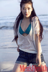 组图：陈紫函印尼海滩写真演绎光影变幻