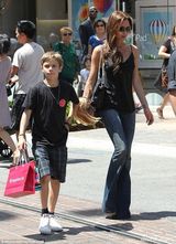 组图：贝嫂携三子女血拼 罗密欧黑框镜显潮范儿