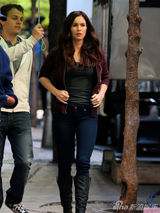 组图：梅根产后收起性感 现身《忍者神龟》片场