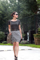 组图：贾青街拍LOOK 条纹半身裙搭潮包