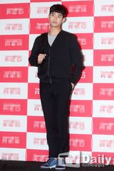 组图：baby俏丽赴韩会金秀贤 嘟嘴甜笑抛媚眼