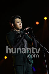 高清图：俞灏明湖南跨年夜复出献唱 表情坚毅