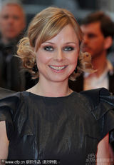 幻灯图集：电影《一家人》首映 导演佩妮莱蓝裙亮眼