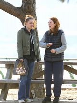 组图：暮光女新片剧照曝光 与朱丽安摩尔饰母女