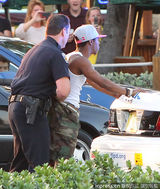 组图：洛佩兹拍MV引枪击 多名比基尼女郎被捕