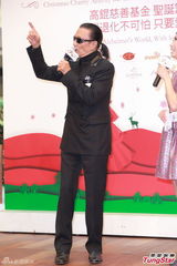 组图：谢贤不担心前妻甄珍婚变 笑称各离婚两次