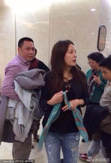 组图：赵薇素颜携老公回家过年 女儿小四月可爱