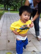 组图：胡静晒爱子新照 小王子玩兴奋“走光”