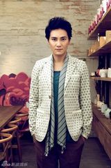 组图：丁子峻拍时尚大片 雅痞风随性而自然
