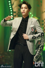 组图：EXO与Apink助阵颁奖礼 f(x)水晶捧奖