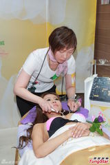 高清组图：仙乐都三点式上阵 自曝年龄示范丰胸