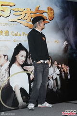 组图：舒淇获周星驰两度亲脸 称高攀不起