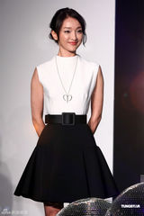 组图：周迅代言捞千万 皮肤过敏私下不化妆