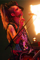 组图：雅Miyavi写真集锦 视觉系装扮华丽唯美