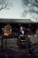 组图：李东学风格写真曝光 化身商务男深邃迷人