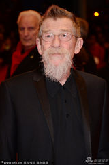 组图：柏林电影节开幕 老顽童约翰赫特白须俏皮