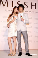 幻灯图集：赵又廷白西装扮王子 否认黑道逼迫传闻