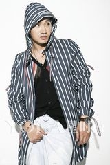 组图：何晟铭拍魅力写真 率性阳光真实自我