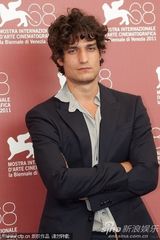 组图：《炎夏》记者会 贝鲁奇中性装亮相也妩媚