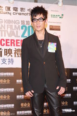 胡杏儿亮相亚洲电影节发布会 否认送黄宗泽耳环(图)