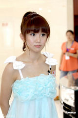 高清图：瑶瑶收起性感清纯亮相 吊带衫清丽可人