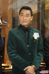 组图：梁家辉沪上吸金 私下被彭于晏叫“爹地”