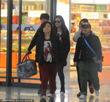 组图：赵薇机场扮米奇卖萌 助理一字排开如大佬