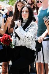 组图：LadyGaga身着高领毛衣金鸡独立引围观
