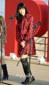 组图：宫崎葵釜山宣传《妈妈》 穿红裙俏皮可爱