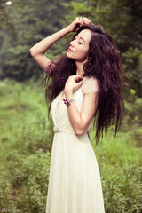 组图：韩雪白纱出镜 置身梦幻森林化身童话公主