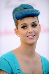 组图：凯蒂佩里蓝发爆乳似芭比 斗鸡眼表情鬼马