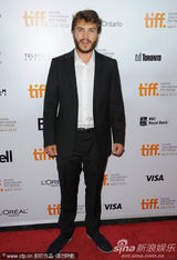 电影《重生》首映 佩内洛普粉裙秀丰腴身段