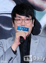 组图：《华颐》主创与观众互动 吕珍九抱粉丝