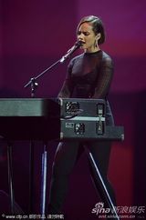 组图：艾莉西亚-凯斯黑衣自弹自唱致敬惠特尼