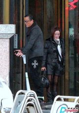 组图：周立波录节目富豪太太监场 乘豪车排场大