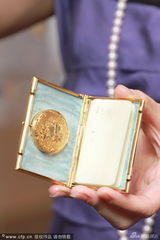 组图：梅艳芳生前珍藏珠宝首饰曝光