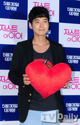 组图：郑京浩金素恩等捧爱心支持英国影片试映