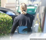 组图：朱莉术后皮特被狗仔围堵 眉头紧锁显沧桑